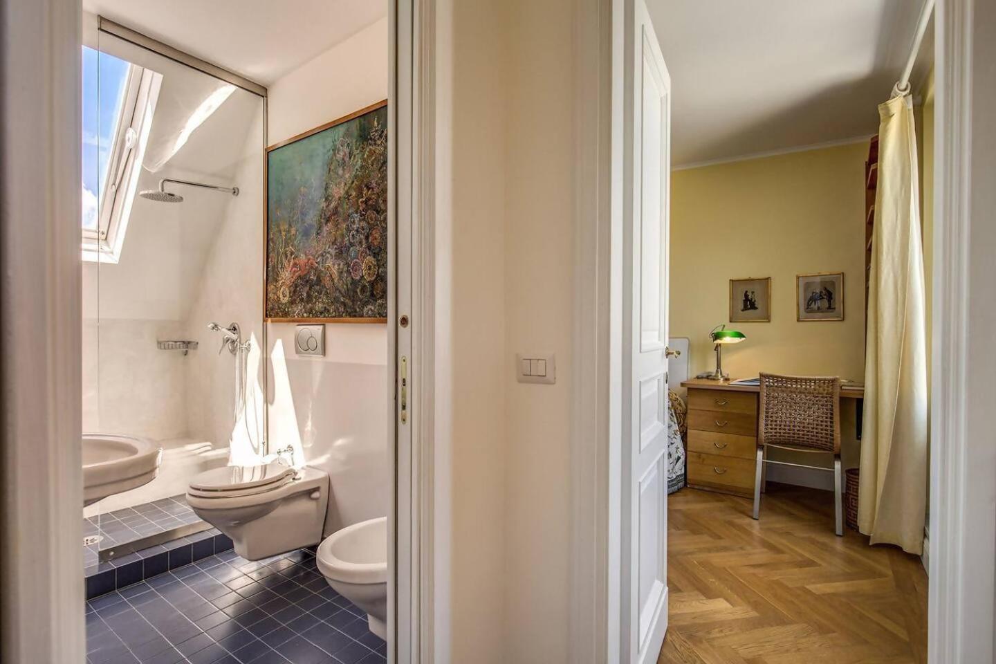 Attic With Terrace Overlooking St Peters Basilica Rome Bagian luar foto