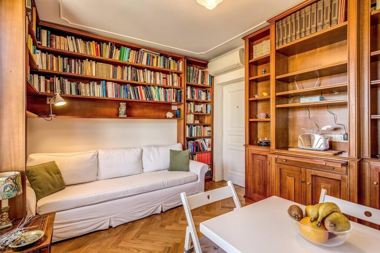 Attic With Terrace Overlooking St Peters Basilica Rome Bagian luar foto